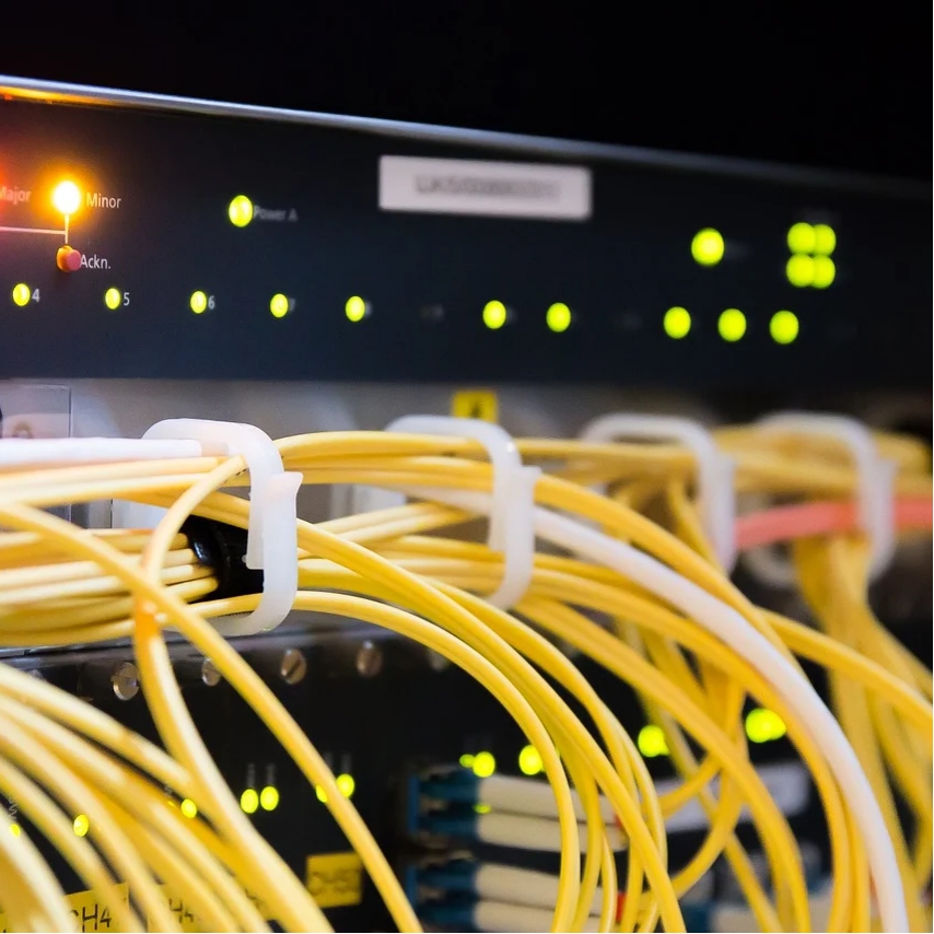 ¿Qué es la caja de distribución de fibra óptica montada en la pared?