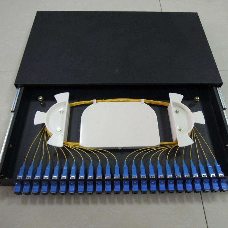 Dos tipos de terminación de fibra óptica: conector y empalme